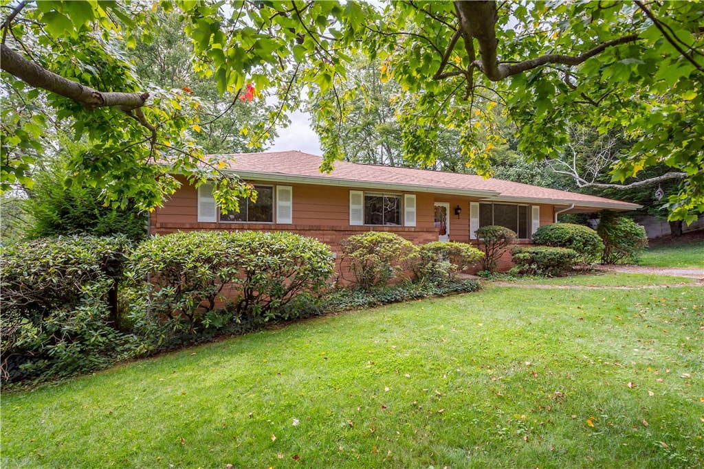 single story home with a front yard