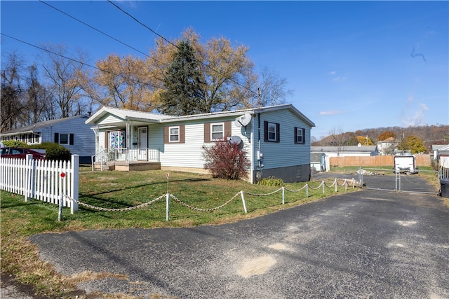 view of front of property with a front yard