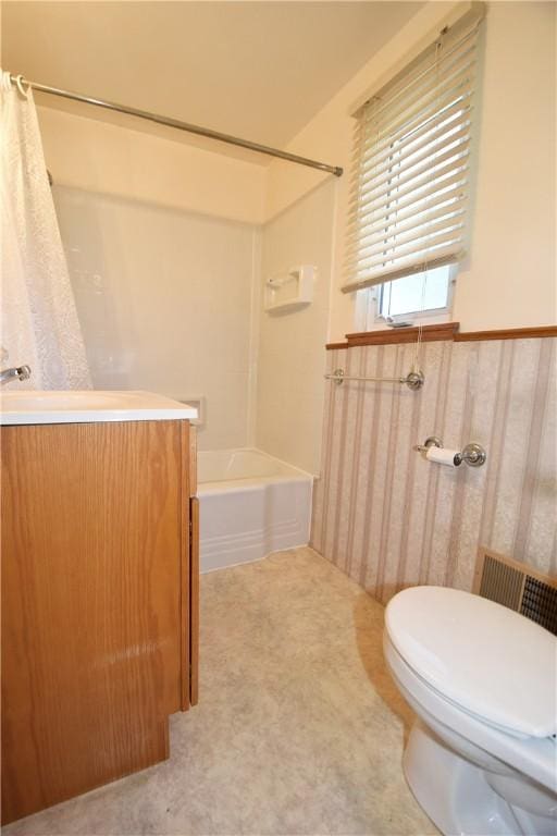 3842 Lawnview Ave, Brentwood, PA 15227 - full bath featuring toilet, shower / bath combo with shower curtain, a wainscoted wall, and vanity