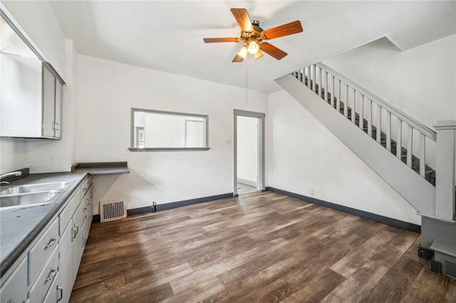 kitchen featuring gray cabinets, sink, hardwood / wood-style floors, and ceiling fan