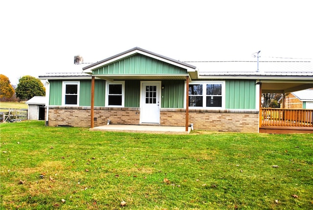 view of front of property with a front yard