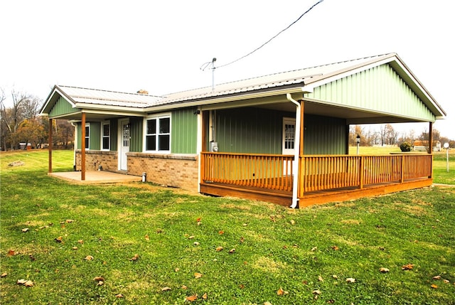 exterior space featuring a front yard