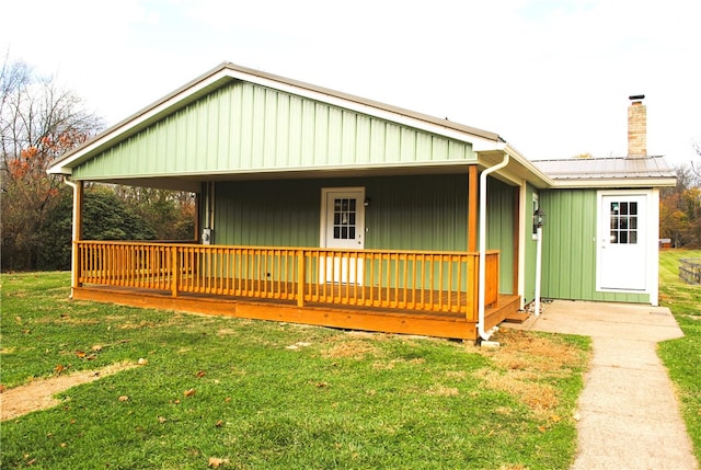 view of front of house featuring a front yard