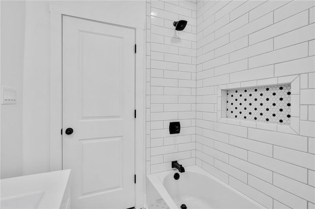 bathroom with tiled shower / bath