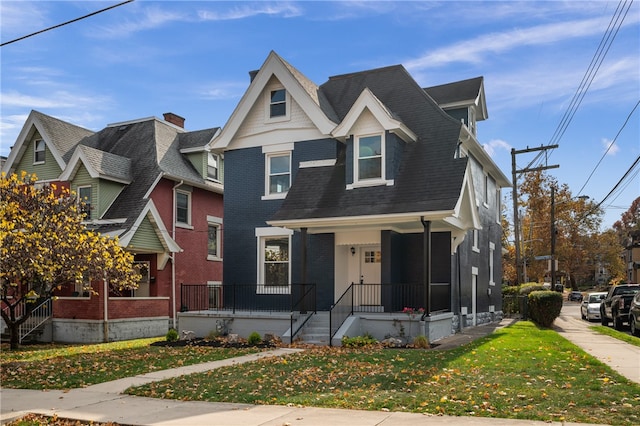 view of front of property featuring a front lawn