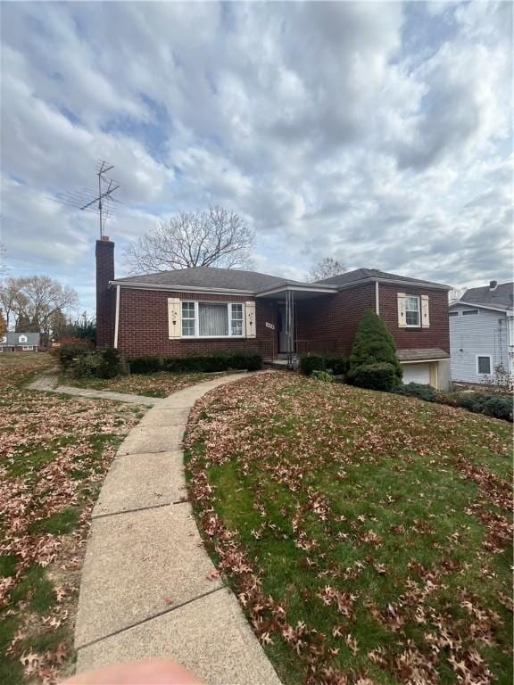 view of front of property featuring a front lawn