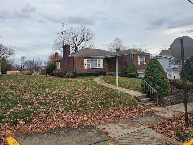 view of front of house with a front lawn