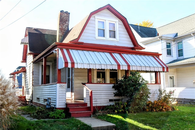 view of front of home featuring a front yard