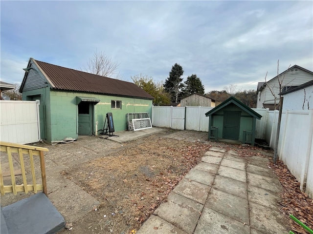 exterior space featuring a shed