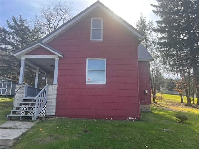 view of side of property featuring a lawn