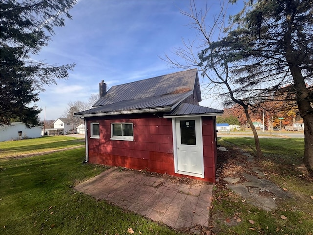 view of outdoor structure with a yard