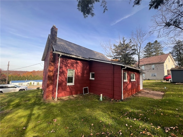 view of side of property featuring a lawn