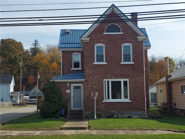 view of front facade with a front lawn