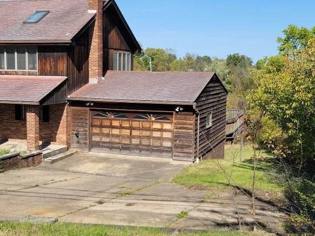 view of front facade featuring a garage