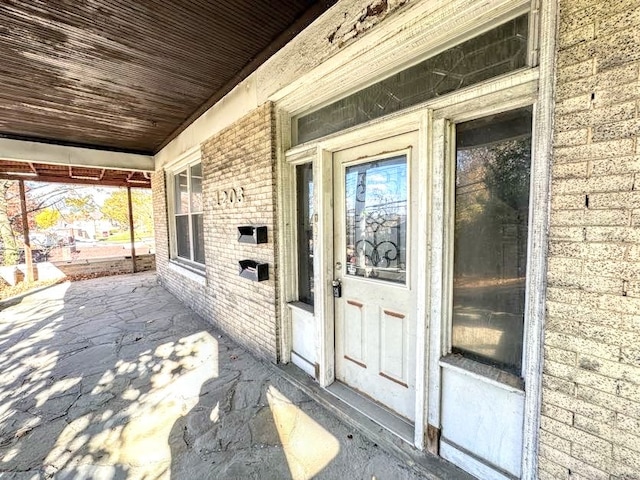 property entrance featuring covered porch