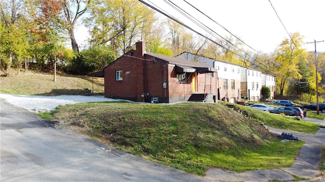 view of side of property featuring a yard