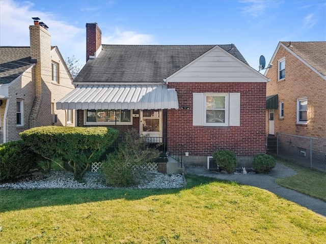 view of front of home featuring a front yard