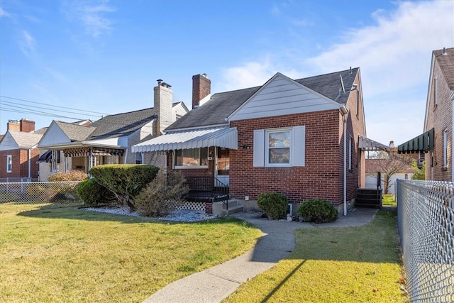 bungalow featuring a front lawn