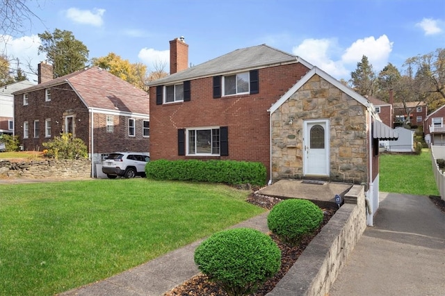 view of front of property featuring a front lawn