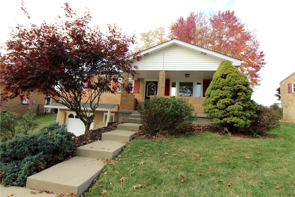 view of front facade featuring a garage and a front lawn