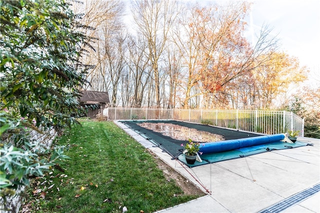 view of swimming pool featuring a lawn