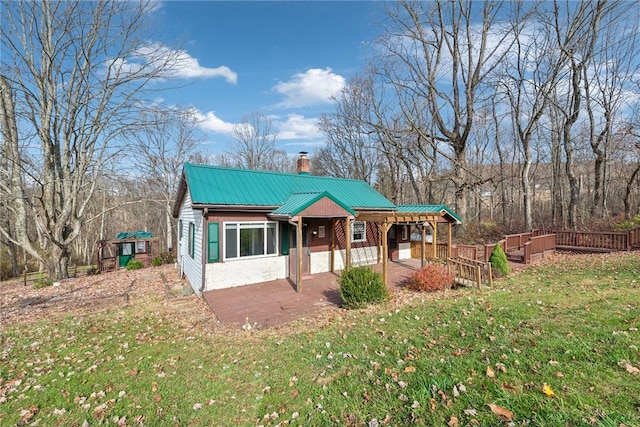 view of front of property featuring a front yard