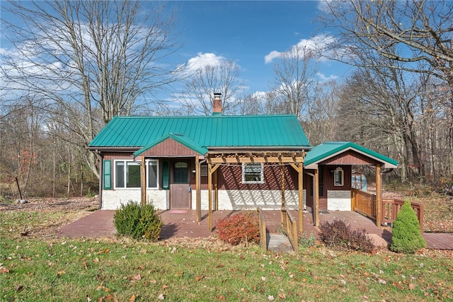 view of front of house featuring a front lawn and a porch