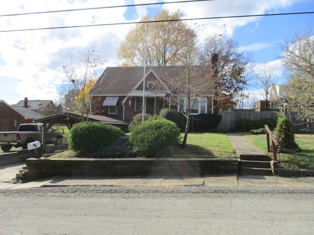 view of front of property featuring a front yard