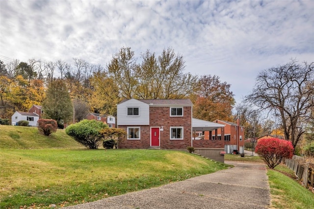 view of front of property featuring a front yard