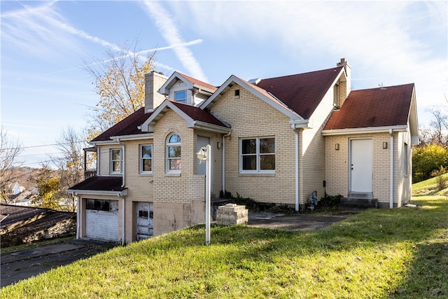 view of front of home featuring a front lawn and a garage