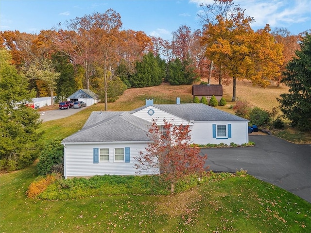 view of side of property featuring a lawn