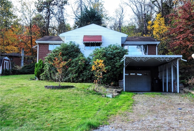 view of front of property featuring a front yard