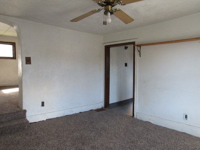 carpeted spare room featuring ceiling fan