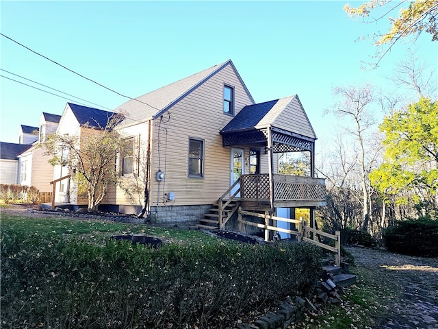 view of front of house featuring a front lawn