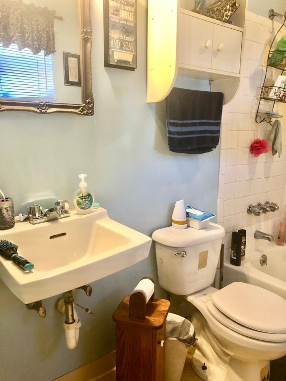 bathroom featuring toilet and tiled shower / bath combo