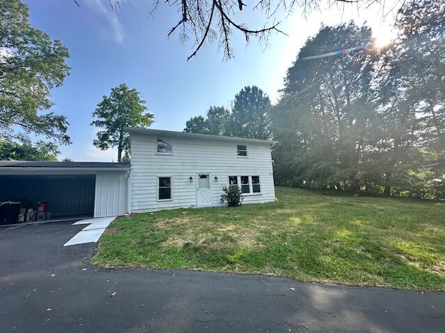 view of front of property featuring a front lawn