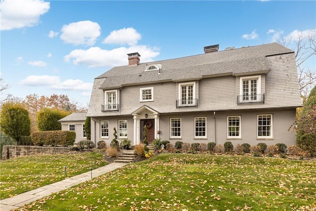 view of front of property with a front yard