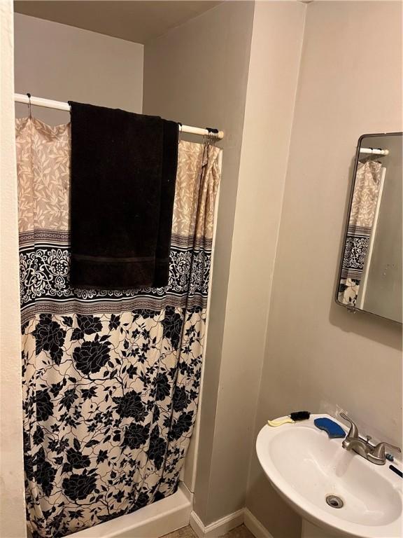 126 Park Ave, New Castle/2Nd, PA 16101 - full bath with a sink and a shower stall