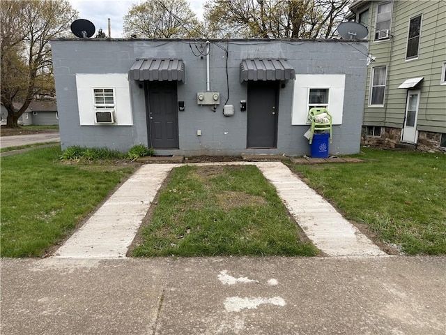 126 Park Ave, New Castle/2Nd, PA 16101 - view of front of property featuring concrete block siding and a front yard