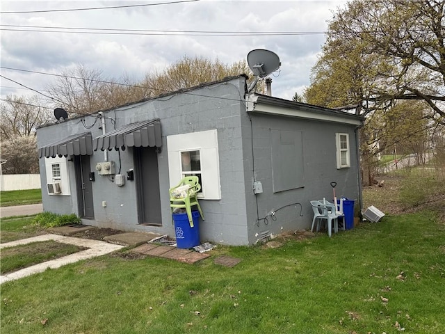 126 Park Ave, New Castle/2Nd, PA 16101 - back of property featuring a yard and concrete block siding