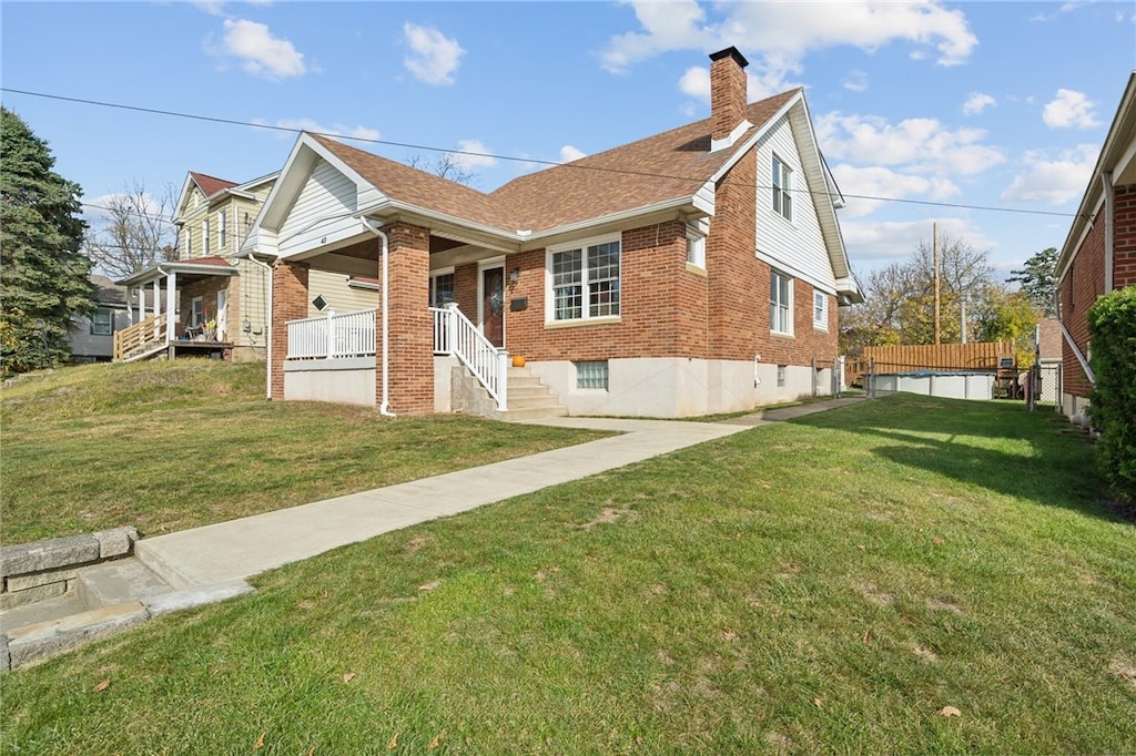 view of front facade featuring a front yard