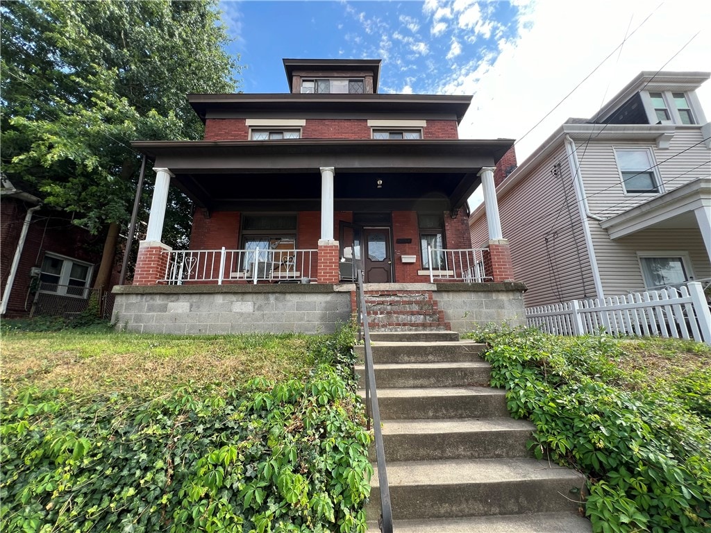 view of front of property featuring covered porch