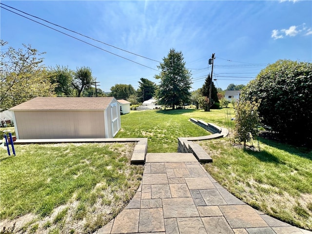 view of yard featuring an outdoor structure