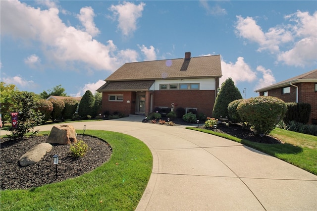 view of front facade featuring a front lawn