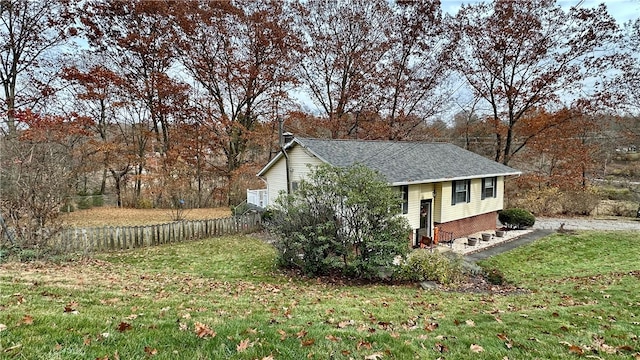 view of front of property with a front yard