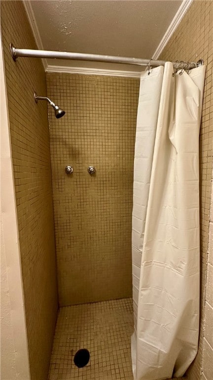 bathroom featuring curtained shower and crown molding