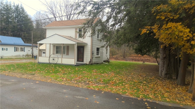 view of front facade featuring a front yard