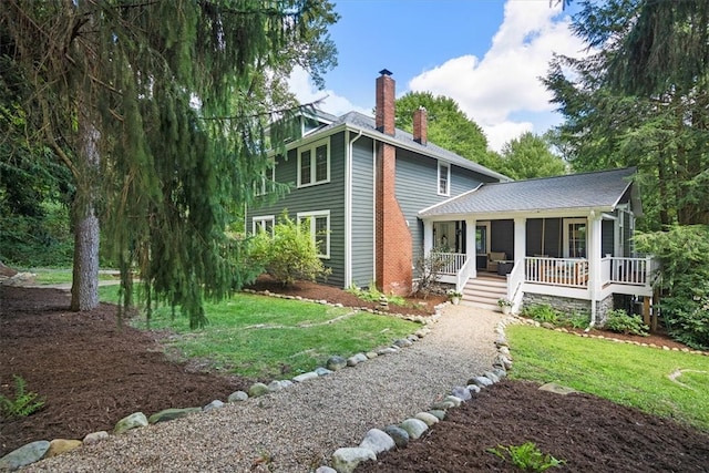 view of front facade featuring covered porch and a front lawn