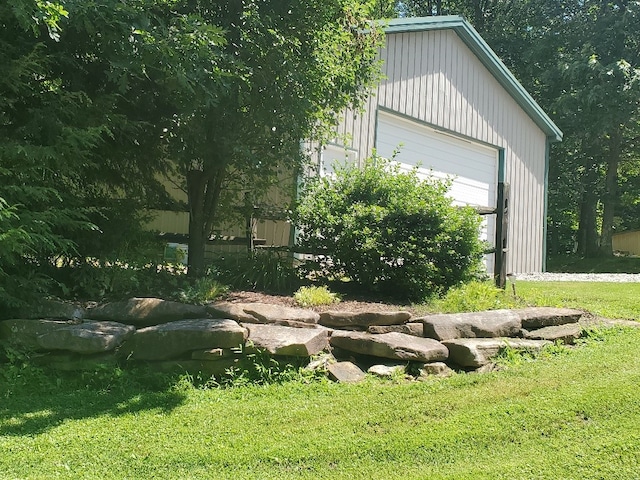 view of yard featuring a garage and an outdoor structure