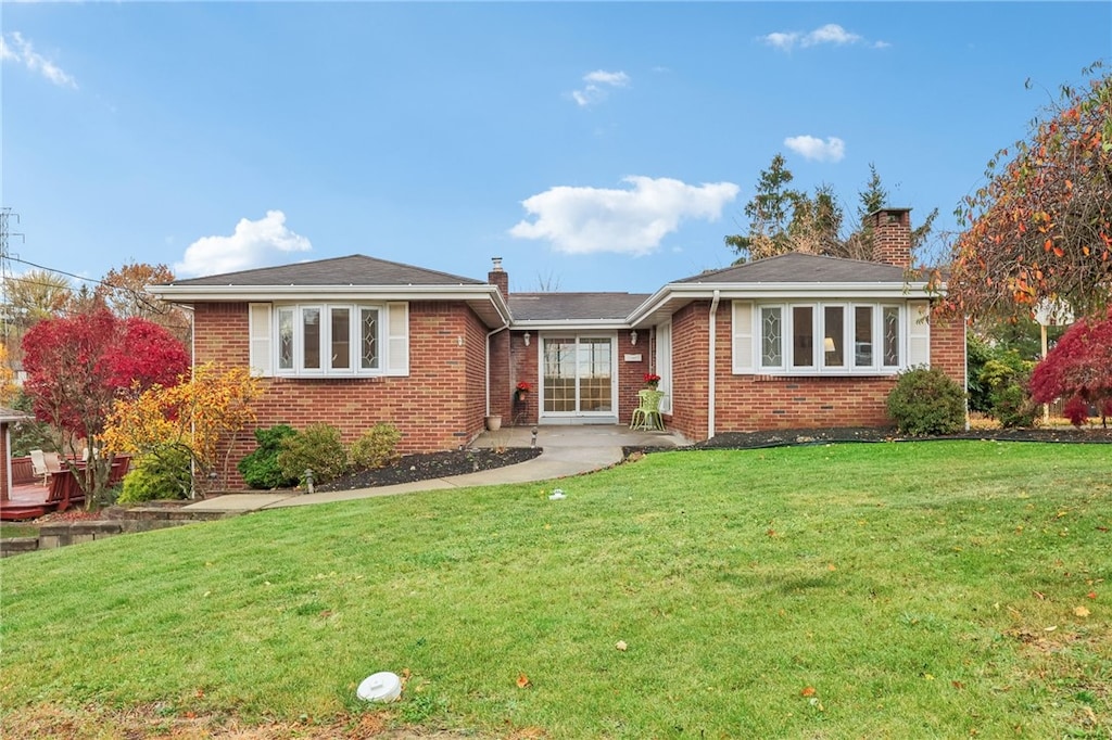 view of front of property with a front yard